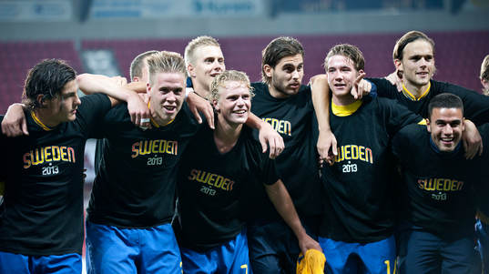 U21 trupp visar upp EM trojan, jubel, glädje