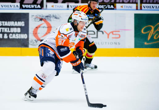 Robert Rosén, Växjö, kontrollerar pucken