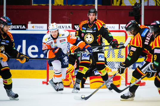 Liam Reddox, Växjö, och Ryan Gunderson, Brynäs, ser