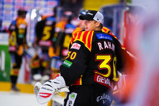 Robin Rahm, målvakt, Brynäs, sitter på bänken i
