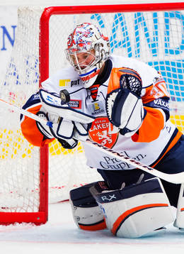 Fredrik Norrena, målvakt, Växjö, har koll på pucken