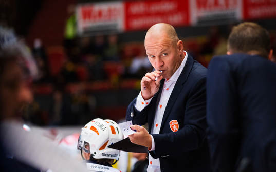 Janne Karlsson, tränare, Växjö, med en penna i mun