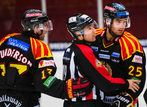Wolmer Edqvist, domare, håller undan Martin Johansson,