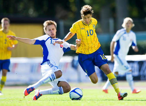 Kristoffer Olsson, Sverige, tacklas av Matej Jakobek,