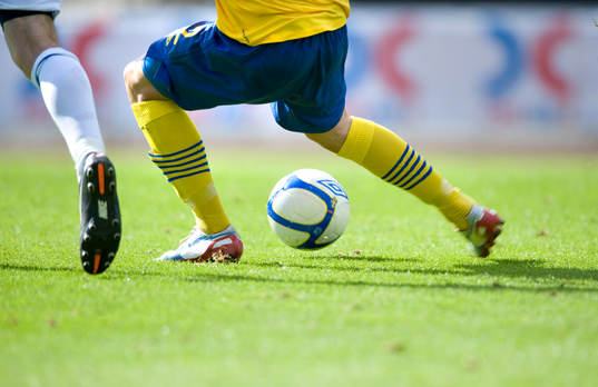 Fot, boll, gräsmatta, fotbollsskor, fotbollsstrumpor