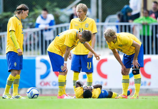 Skada, skadad, lagkamrater skyndar till