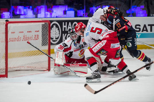 Almtunas målvakt Joel Lassiantti söker pucken