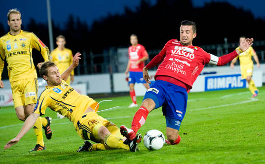Denis Velic, Öster och tacklas av Björn Westerblad,