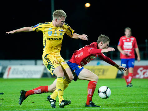 Robin Nilsson, Ängelholm, tacklar Marcus Bergholtz, Öster