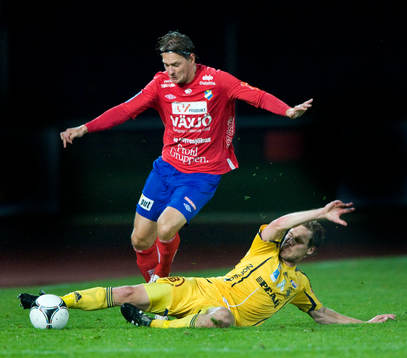 Johan Nilsson, Ängelholm, tacklar Freddy Söderberg, Öster