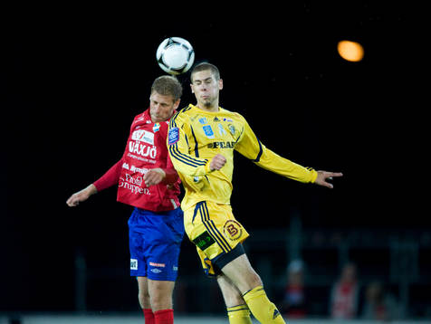 Robin Simovic, Ängelholm, tacklar Stefan Karlsson, Öster