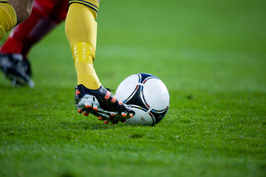 Fot, boll, fotboll, fotbollsskor, gräs, fotbollsstrumpor,
