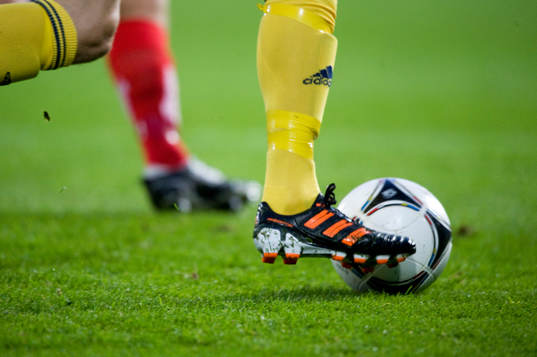 Fot, boll, fotboll, fotbollsskor, gräs, fotbollsstrumpor,