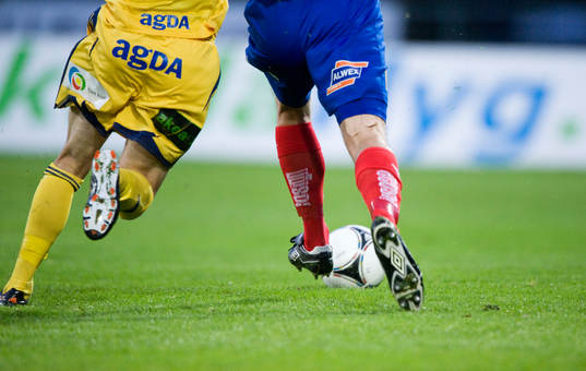 Fot, boll, fotboll, fotbollsskor, gräs, fotbollsstrumpor,