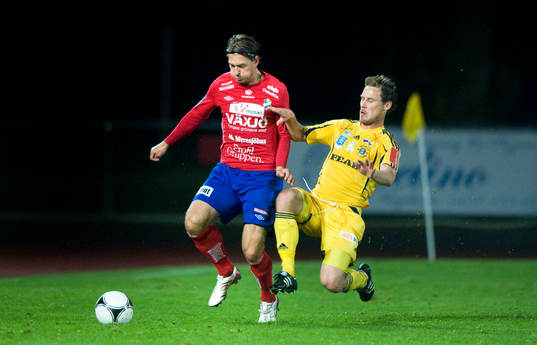 Johan Nilsson, Ängelholm, tacklar Freddy Söderberg, Öster