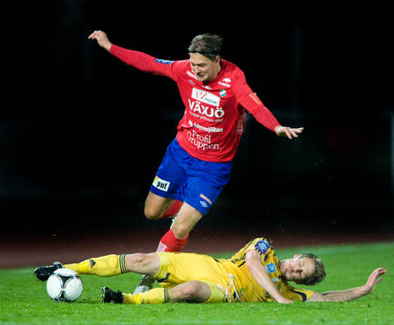 Johan Nilsson, Ängelholm, tacklar Freddy Söderberg, Öster