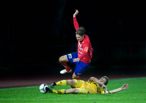 Johan Nilsson, Ängelholm, tacklar Freddy Söderberg, Öster