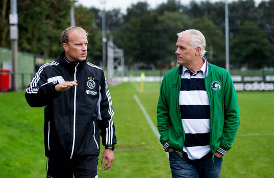 Dennis Bergkamp och Glenn Hysén går och pratar