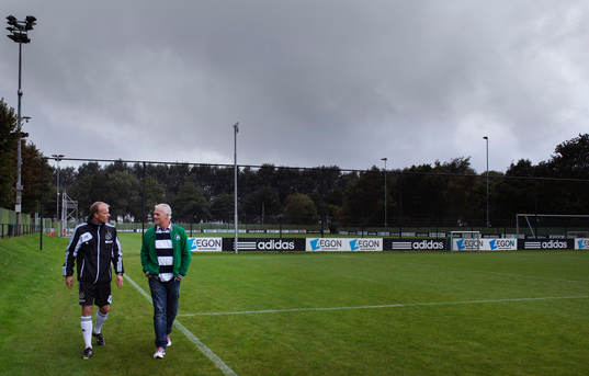 Dennis Bergkamp och Glenn Hysén går och pratar