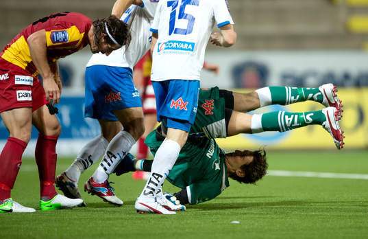 David Nilsson, målvakt Norrköping faller illa