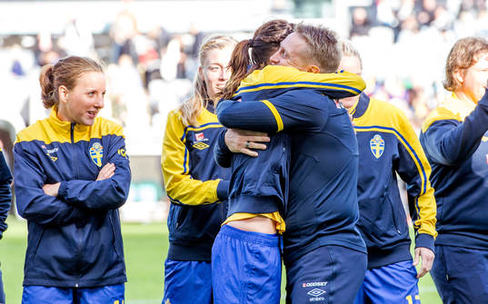 Lotta Schelin kramar om Thomas Dennerby, förbundskapten,
