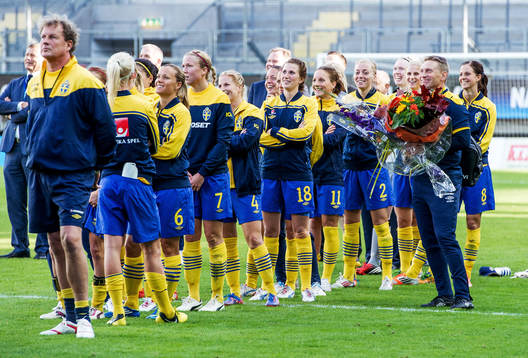 Thomas Dennerby, förbundskapten Sverige. Kollar på klipp