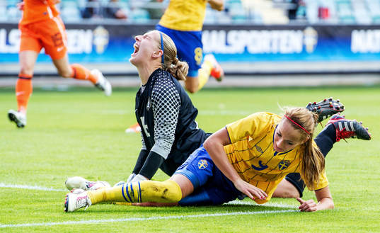 Kosovare Asllani, Sverige, Sari van Veenendaal, målvakt,
