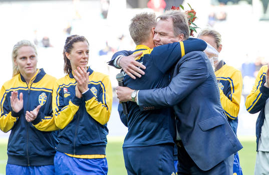 Thomas Dennerby, förbundskapten kramas om av Karl-Erik