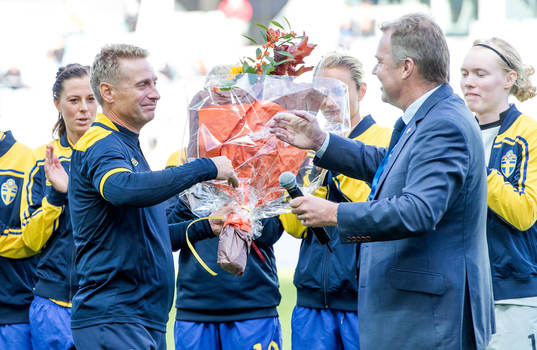 Thomas Dennerby, förbundskapten tackas av Karl-Erik