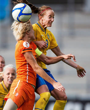 Kosovare Asllani, Sverige i nickduell med Daphne Koster,