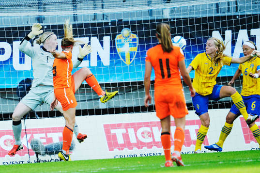 Anouk Hoogendijk gör 0-1 för Holland