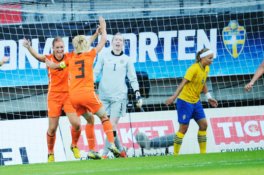 Anouk Hoogendijk gör 0-1 för Holland