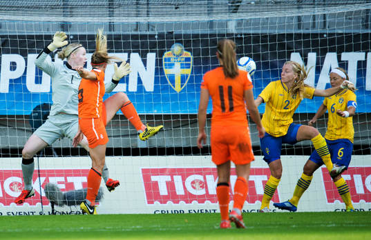 Anouk Hoogendijk, Holland, gör 0-1 bakom Hedvig Lindahl,