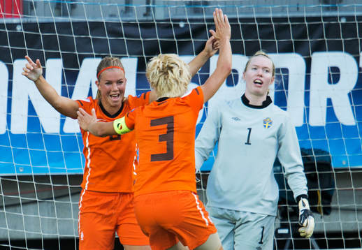 Anouk Hoogendijk, Holland, gör 0-1 bakom Hedvig Lindahl,