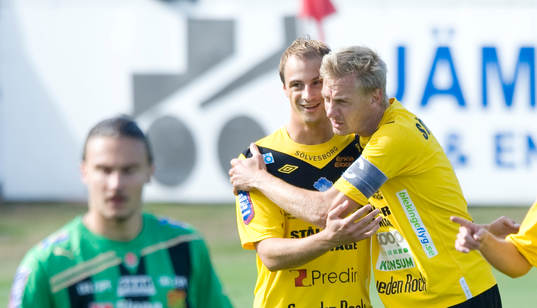 1-0 Pär Ericsson, Mjällby, som grattas av Patrik Rosengren