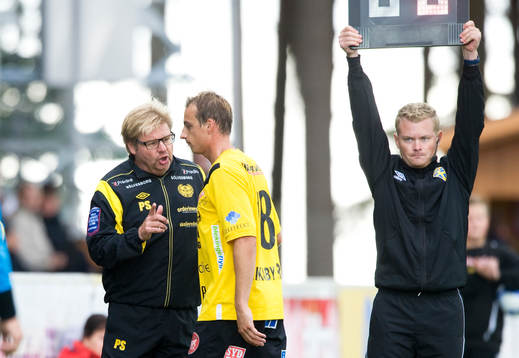 2-målsskytten Pär Ericsson blir utbytt, tackas av Peter