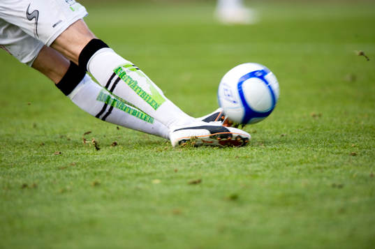 Inspark, halkar, fot, fötter, boll, fotboll, gräs