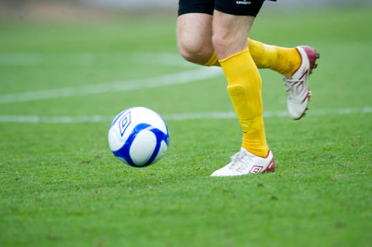 Fotboll, fötter, fotbollsskor, gräs