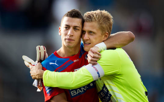 Nikola Djurdjic, Pär Hansson, målvakt, Helsingborg, kramas