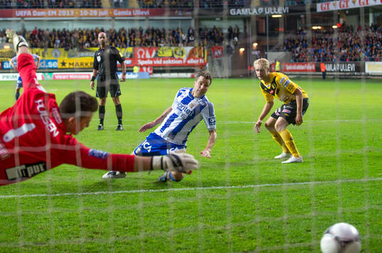 Pontus Farnerud, IFK Göteborg, gör 2-1 bakom Kevin Stuhr