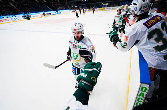 Jack Connolly, Färjestad, gratuleras till sitt 0-1-mål