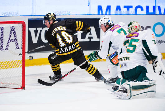 Esa Pirnes, AIK, och Oscar Klefbom, Färjestad, ser pucken
