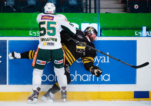 Ole-Kristian Tollefsen, Färjestad, tacklar Daniel