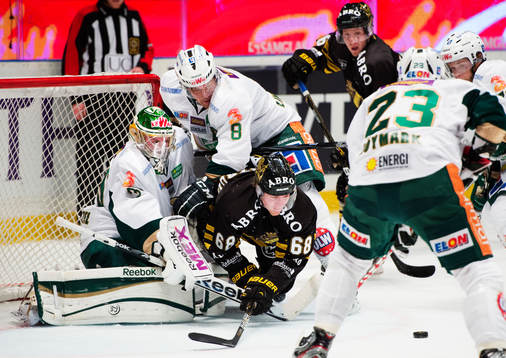 Victor Ahlström, AIK, oroar framför Fredrik