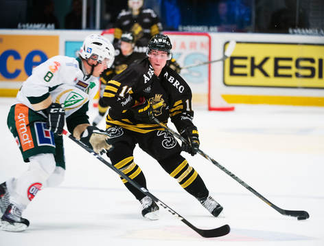 Tobias Viklund, AIK, avancerar med pucken