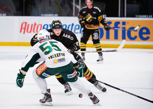 Nicklas Jensen, AIK, för pucken framåt i banan