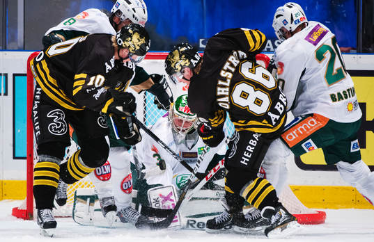 Esa Pirnes och Oscar Ahlström, AIK, oroar framför Fredrik