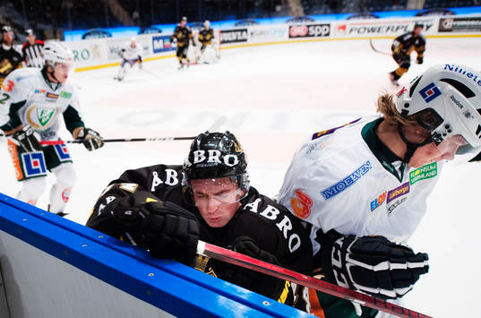 Broc Little, AIK, tacklas av Max Görtz, Färjestad