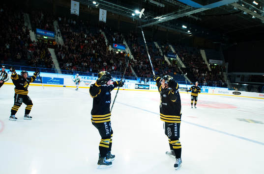 Mattias Janmark-Nylén, AIK, till höger, jublar