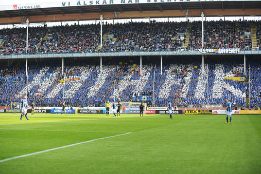 Tifo i Djurgårdsklacken med texten Hata AIK